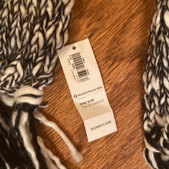 NWT Old Navy scar, black and white very soft - Picture 2 of 6